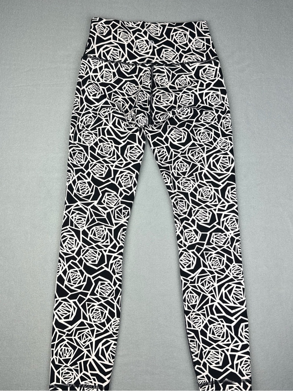Lululemon Full On‎ Luxtreme Posey Print Crop Leggings Womens Size 4 Black White